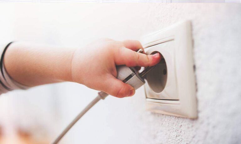 7 cause principali di incidenti in casa - bambino infila male una presa elettrica