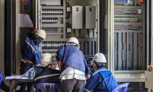 consulenza impianti elettrici aziende operai al lavoro